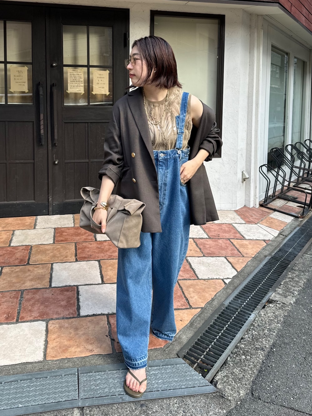 「カーキ、ジャケット、サロペット、デニム、デニムコーデ、刺繍、シアートップス、透け感、秋コーデ、夏コーデ、秋服、夏服、おしゃ見えテクニック、大人カジュアルコーデ、カジュアルコーデ」｜「DouDouのデニムサロペット（サロペット/オーバーオール、ブルー系）」を使った、yuさん（レディース・162cm）の夏コーディネートの2枚目の写真