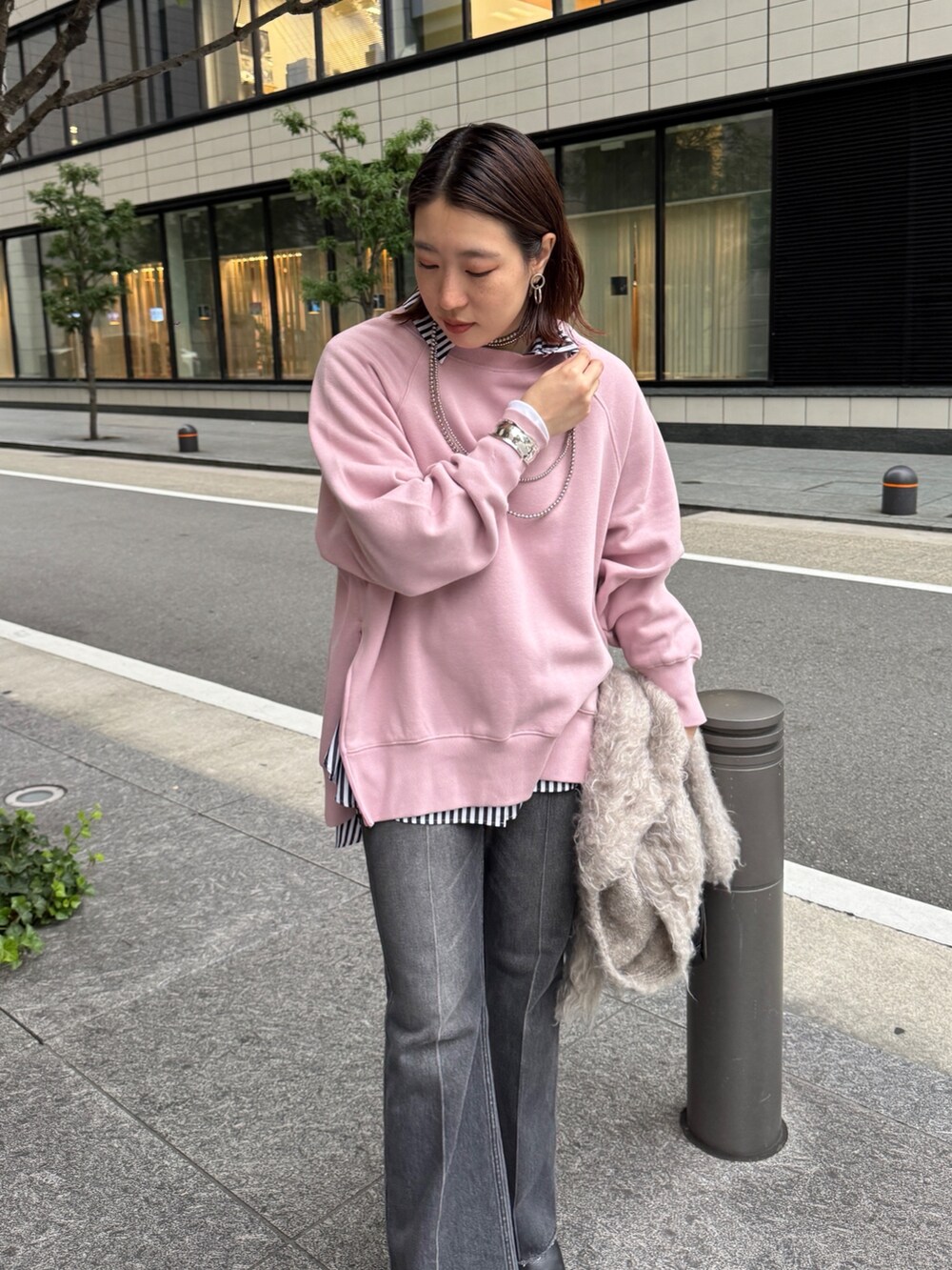 ピンク系のTシャツ/カットソー、ブルー系のシャツ/ブラウス、ブラック系のデニムパンツを着用したレディースの秋コーディネートの7枚目の写真