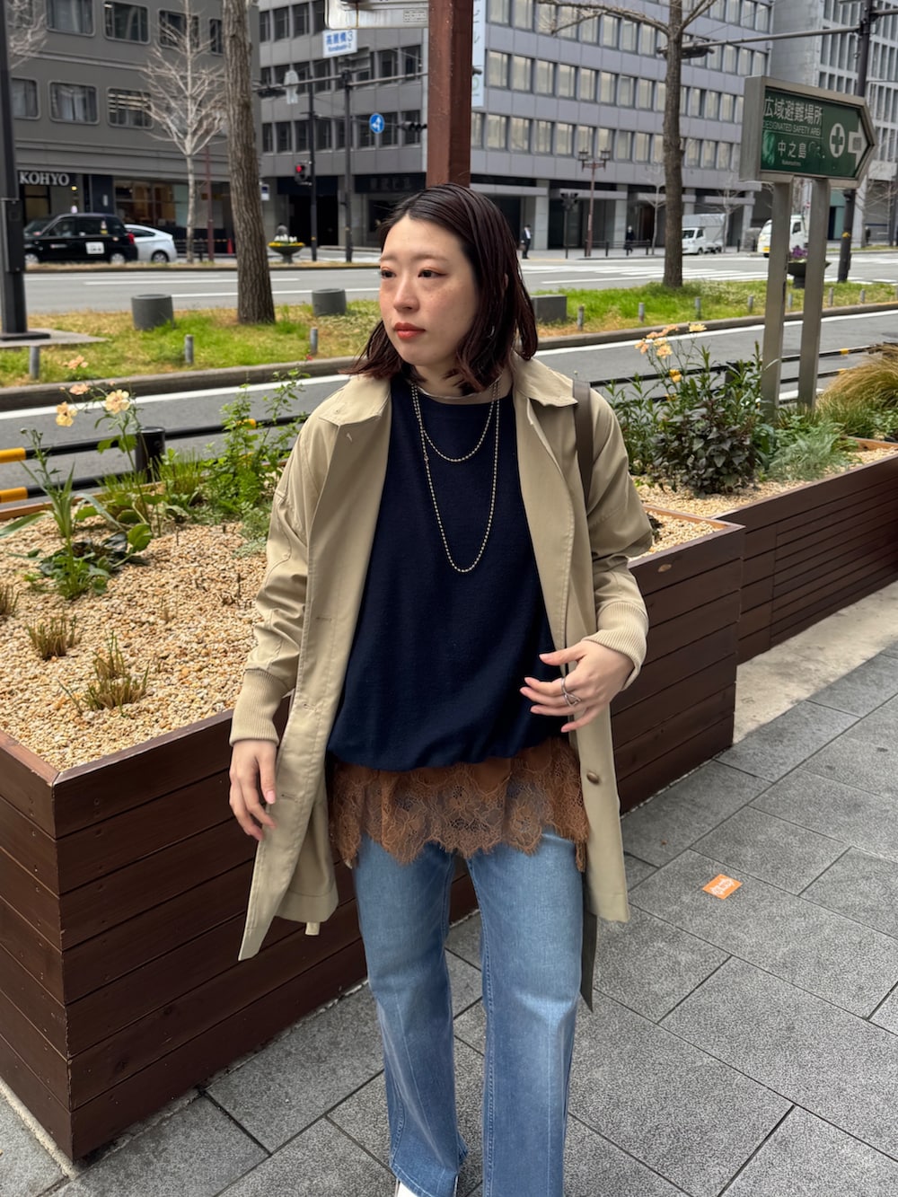 ベージュ系のその他アウター、ブルー系のTシャツ/カットソー、ブラウン系のTシャツ/カットソーを着用したレディースの春コーディネートの4枚目の写真