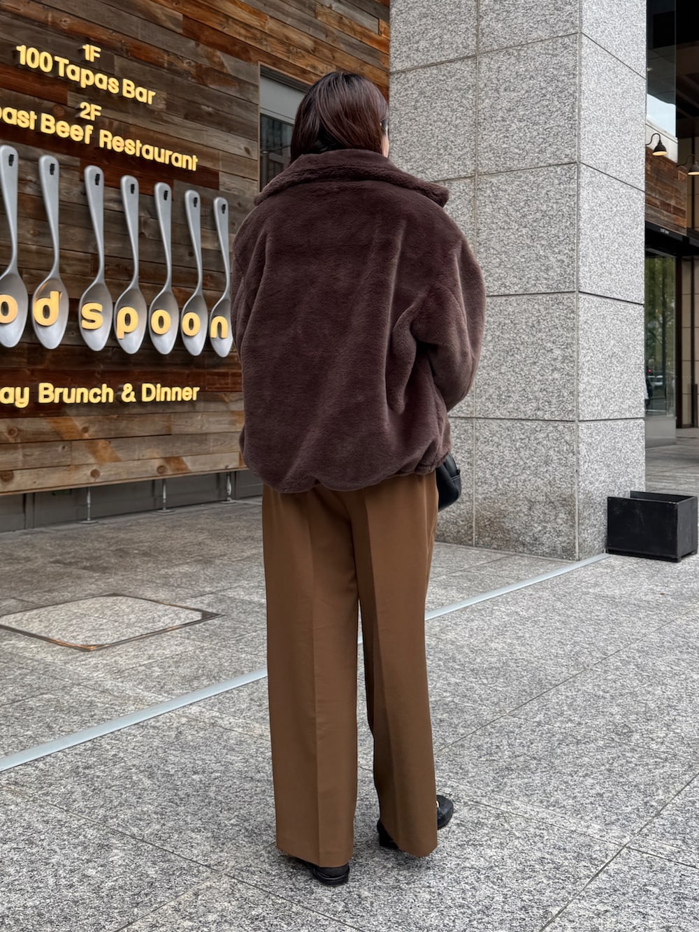 ブラウン系のその他パンツ、グレー系のその他アウター、ホワイト系のニット/セーターを着用したレディースの冬コーディネートの4枚目の写真