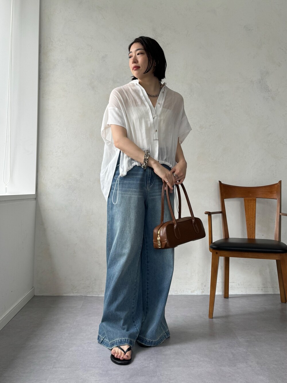 ブルー系のデニムパンツ、ホワイト系のシャツ/ブラウスを着用したレディースの夏コーディネートの4枚目の写真
