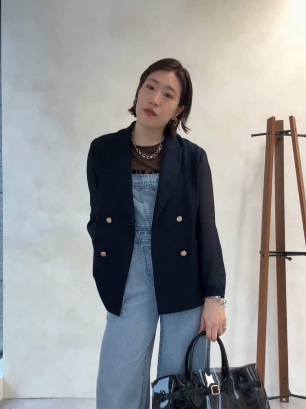 ブルー系のテーラードジャケット、ブラック系のショルダーバッグ、ブルー系のつなぎ/オールインワンを着用したレディースの夏コーディネートの9枚目の写真