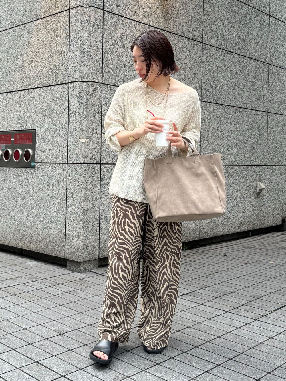 ベージュ系のニット/セーター、ブラウン系のその他パンツを着用したレディースの夏コーディネートの7枚目の写真
