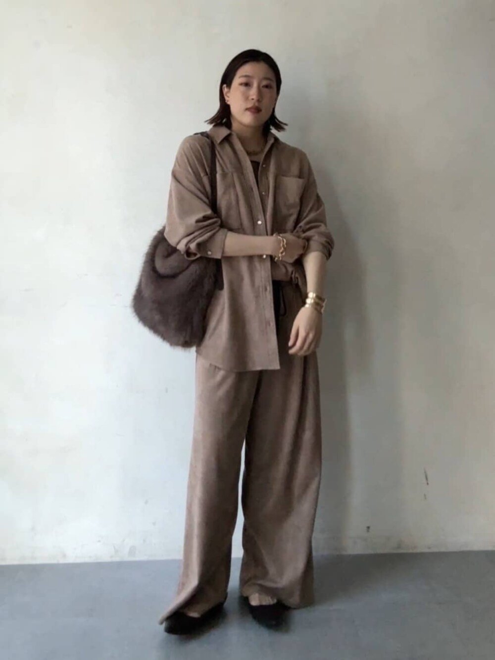 ブラウン系のパンプス、ブラウン系のシャツ/ブラウス、ブラウン系のショルダーバッグを着用したレディースの秋コーディネートの5枚目の写真