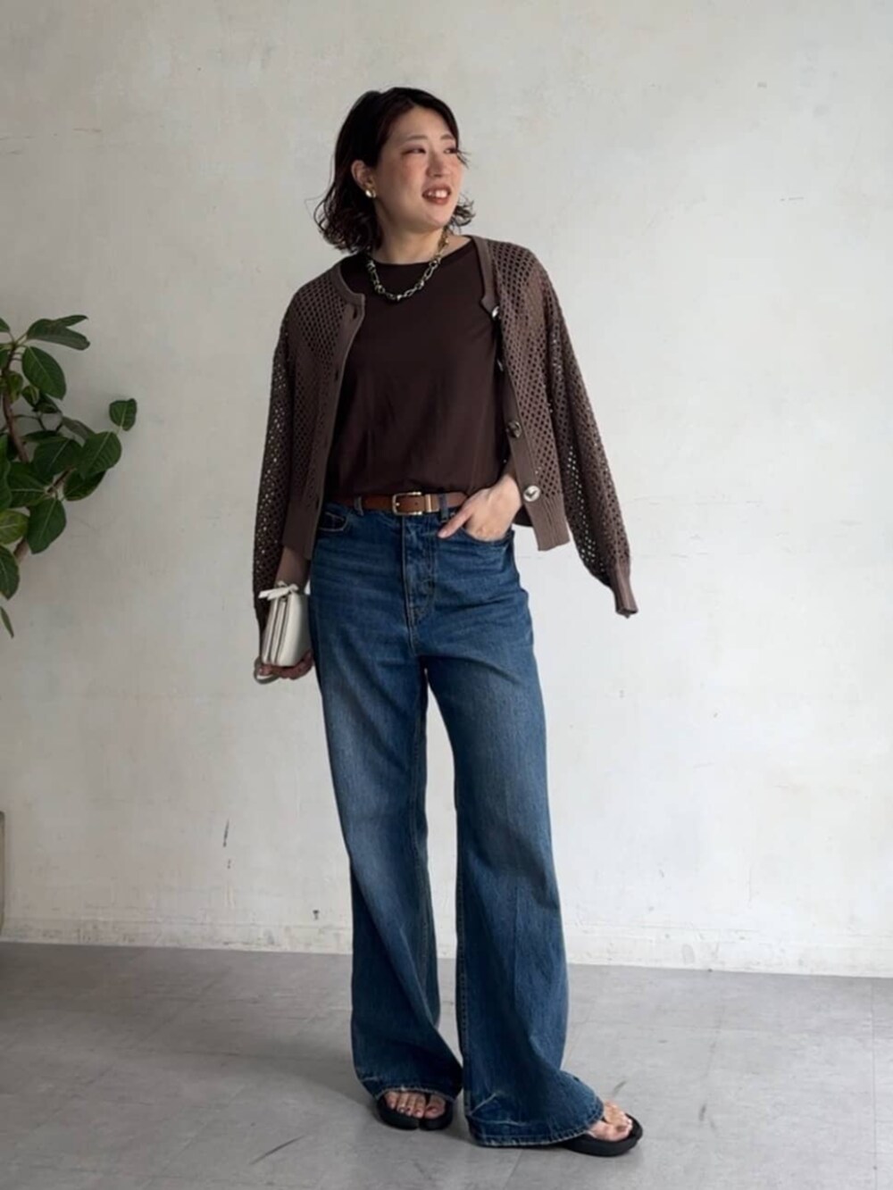 ブラウン系のTシャツ/カットソー、ブルー系のデニムパンツ、ベージュ系のカーディガン/ボレロを着用したレディースの夏コーディネートの2枚目の写真