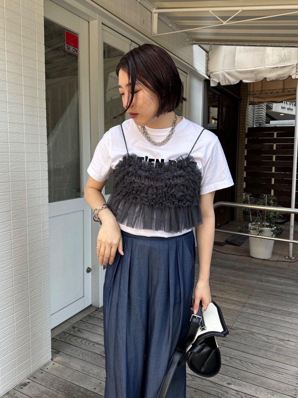 ブルー系のデニムパンツ、ホワイト系のTシャツ/カットソー、グレー系のキャミソールを着用したレディースの夏コーディネートの8枚目の写真