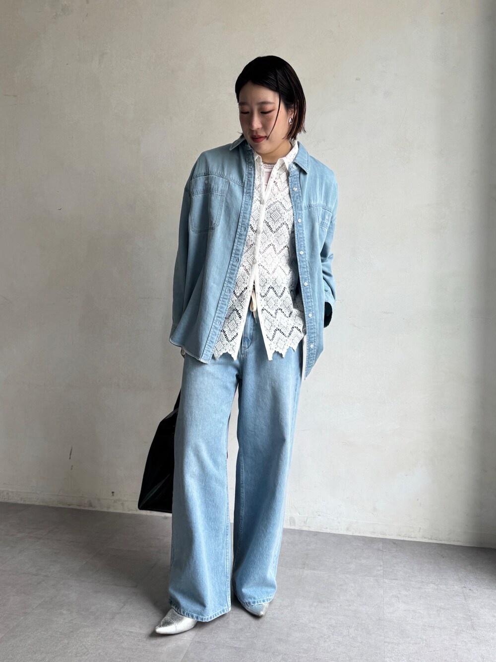 ブルー系のデニムパンツ、ブルー系のシャツ/ブラウス、ホワイト系のシャツ/ブラウスを着用したレディースの冬コーディネートの3枚目の写真