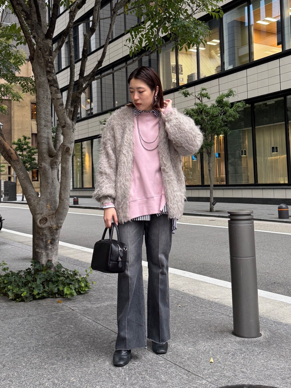 ピンク系のTシャツ/カットソー、ブルー系のシャツ/ブラウス、ブラック系のデニムパンツを着用したレディースの秋コーディネートの2枚目の写真