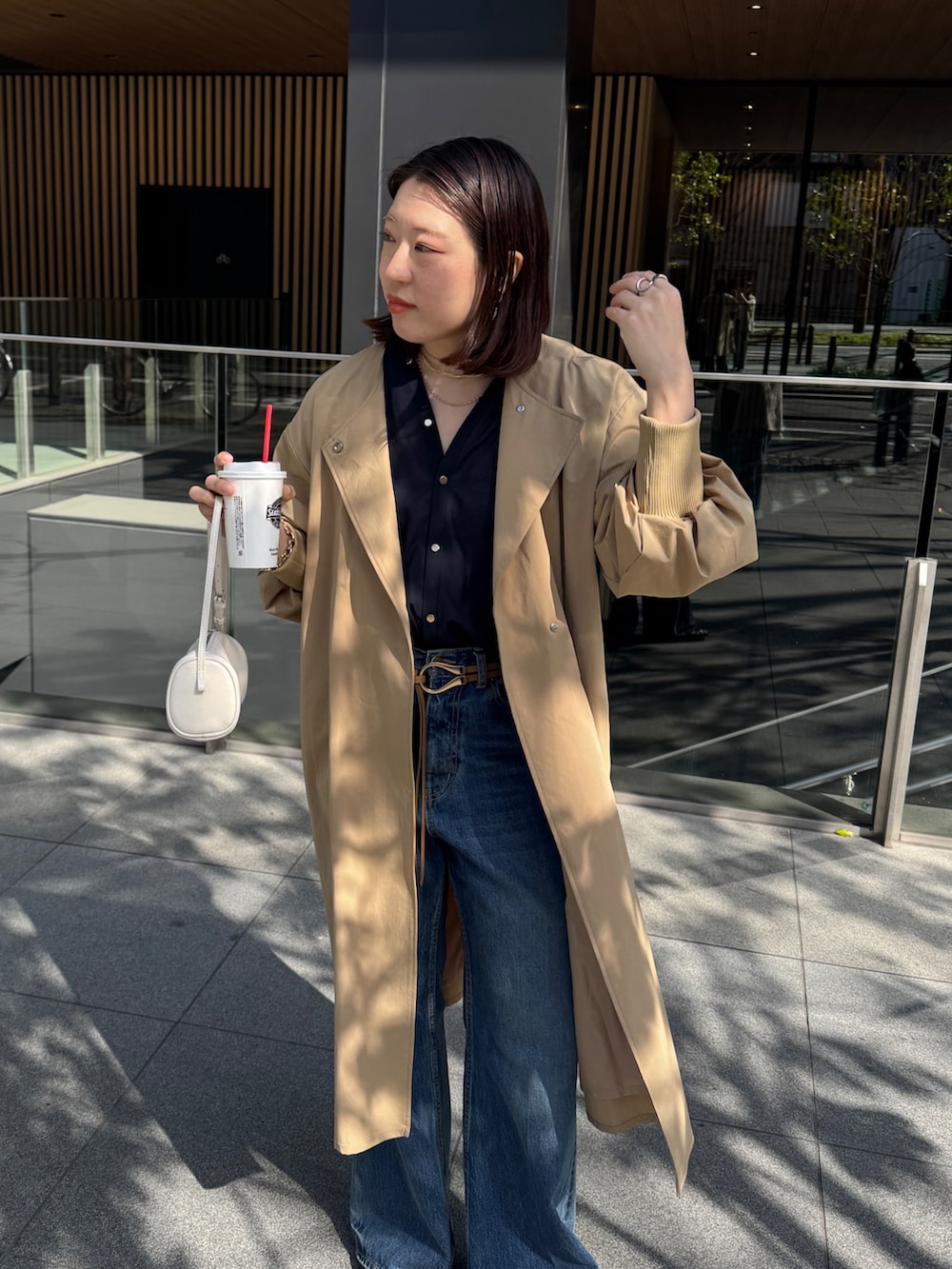 ブルー系のデニムパンツ、イエロー系のその他アウター、ブルー系のシャツ/ブラウスを着用したレディースの春コーディネートの7枚目の写真