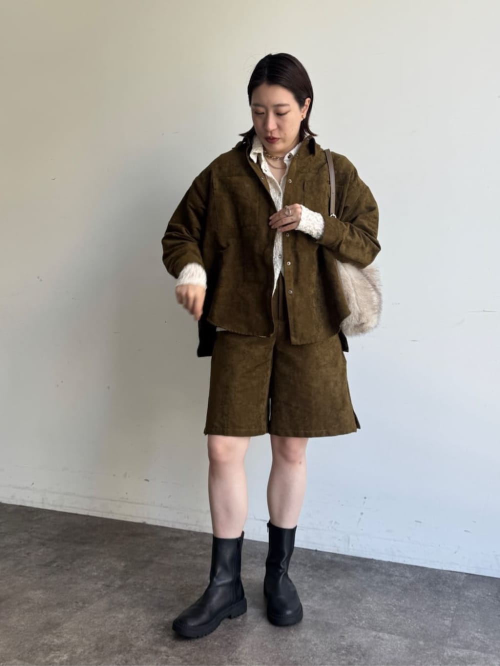 ホワイト系のシャツ/ブラウス、グリーン系のその他アウター、グリーン系のその他パンツを着用したレディースの秋コーディネートの2枚目の写真