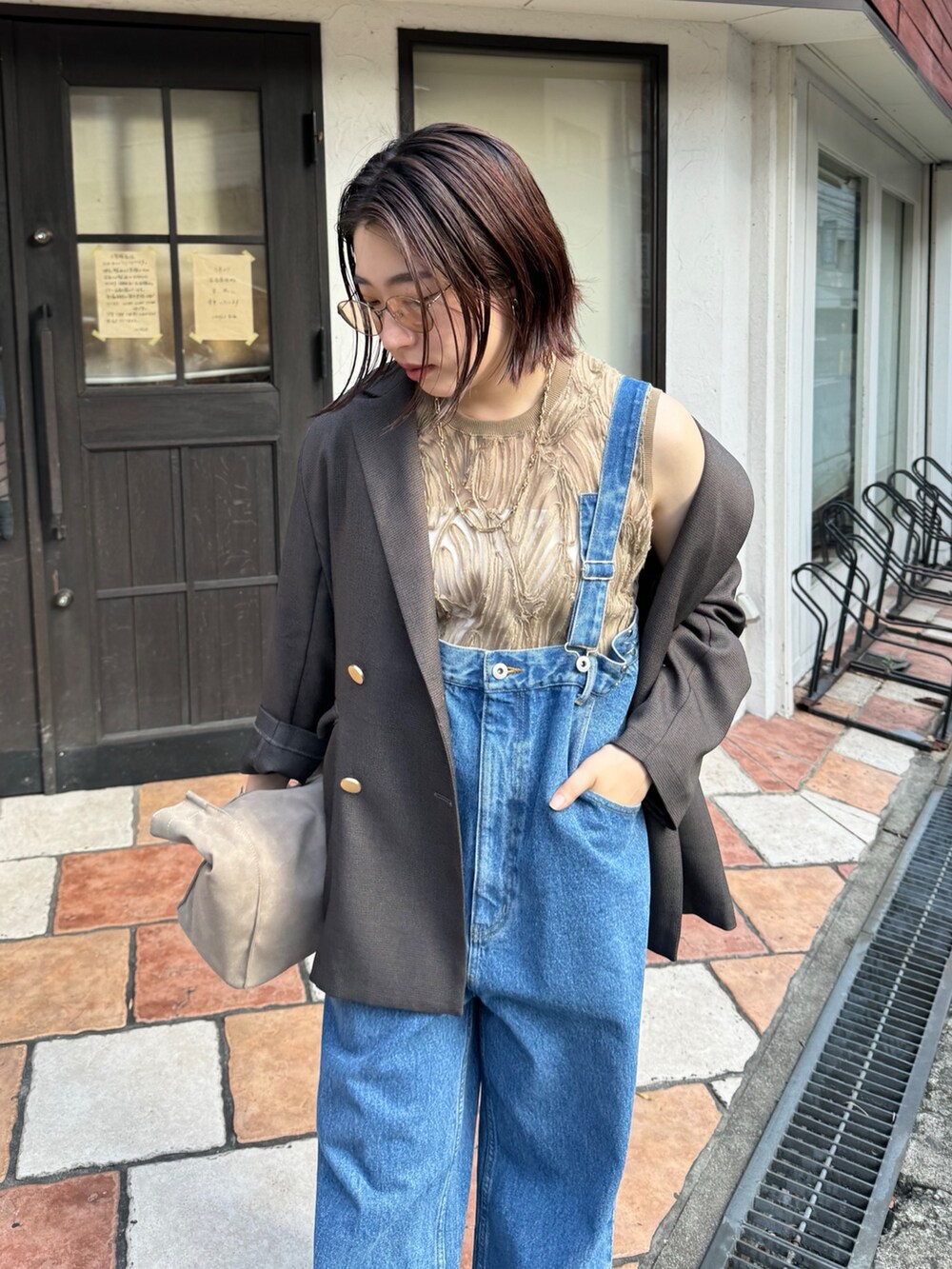 「カーキ、ジャケット、サロペット、デニム、デニムコーデ、刺繍、シアートップス、透け感、秋コーデ、夏コーデ、秋服、夏服、おしゃ見えテクニック、大人カジュアルコーデ、カジュアルコーデ」｜「DouDouのデニムサロペット（サロペット/オーバーオール、ブルー系）」を使った、yuさん（レディース・162cm）の夏コーディネートの5枚目の写真