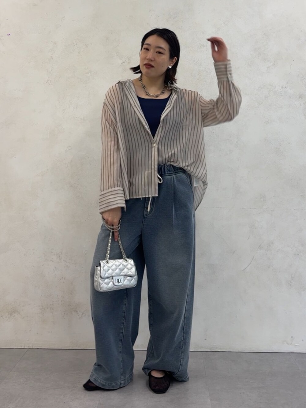 ブルー系のその他パンツ、ホワイト系のシャツ/ブラウス、シルバー系のショルダーバッグを着用したレディースの夏コーディネートの3枚目の写真