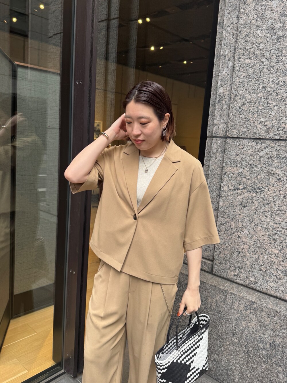 ベージュ系のニット/セーター、ベージュ系のその他パンツ、ベージュ系のテーラードジャケットを着用したレディースの春コーディネートの9枚目の写真