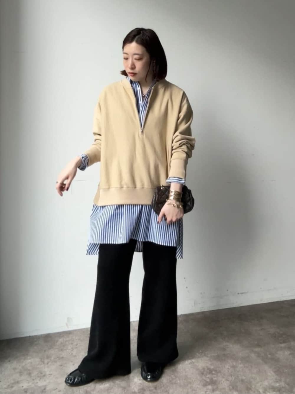 ブルー系のシャツ/ブラウス、ブラック系のその他パンツ、ブラック系のスウェットを着用したレディースの冬コーディネートの4枚目の写真