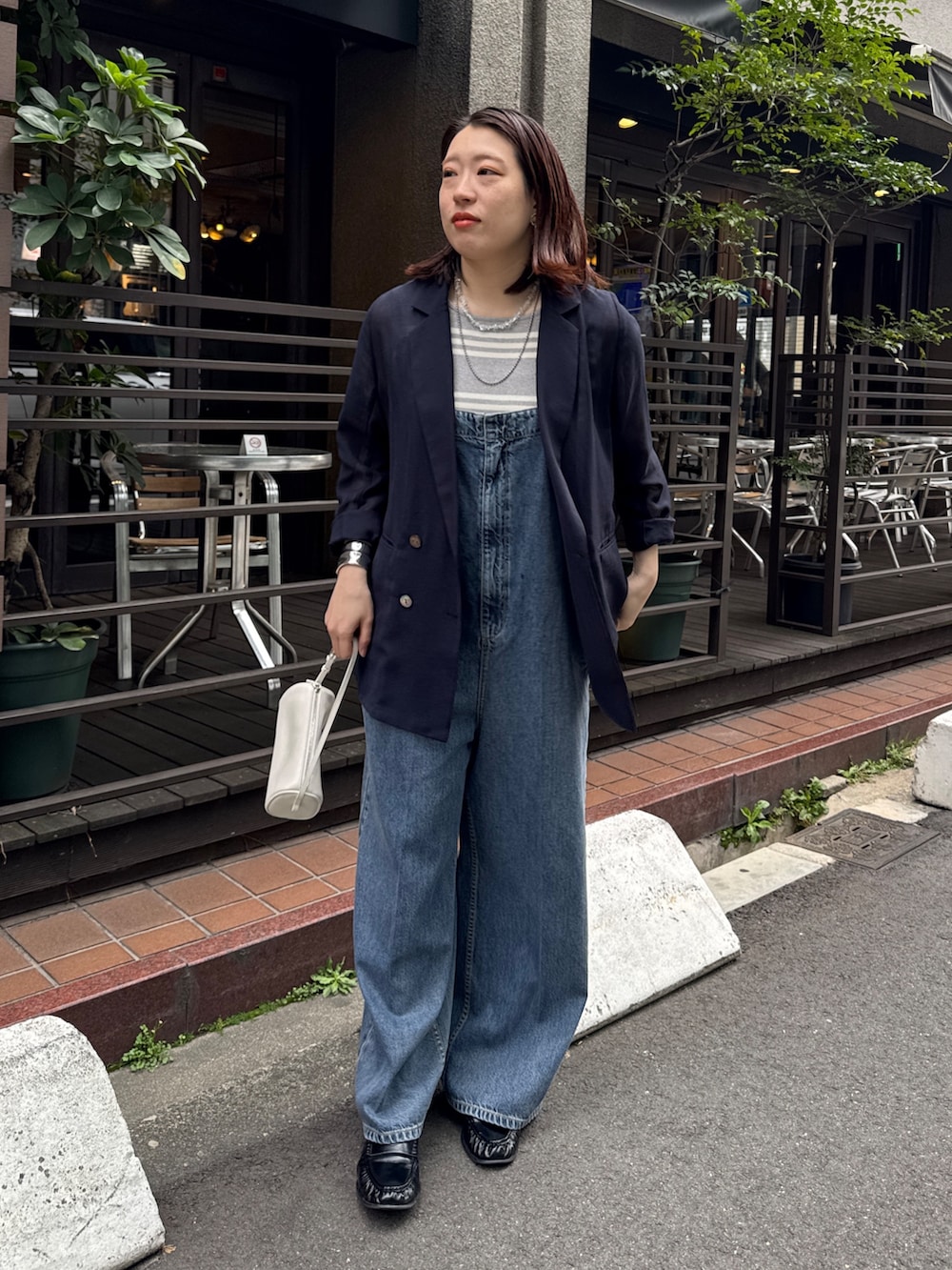 ブルー系のつなぎ/オールインワン、ブルー系のテーラードジャケット、グレー系のニット/セーターを着用したレディースの春コーディネートの6枚目の写真