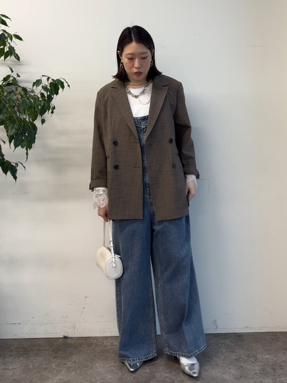 ホワイト系のTシャツ/カットソー、ブラウン系のテーラードジャケットを着用したレディースの冬コーディネートの2枚目の写真