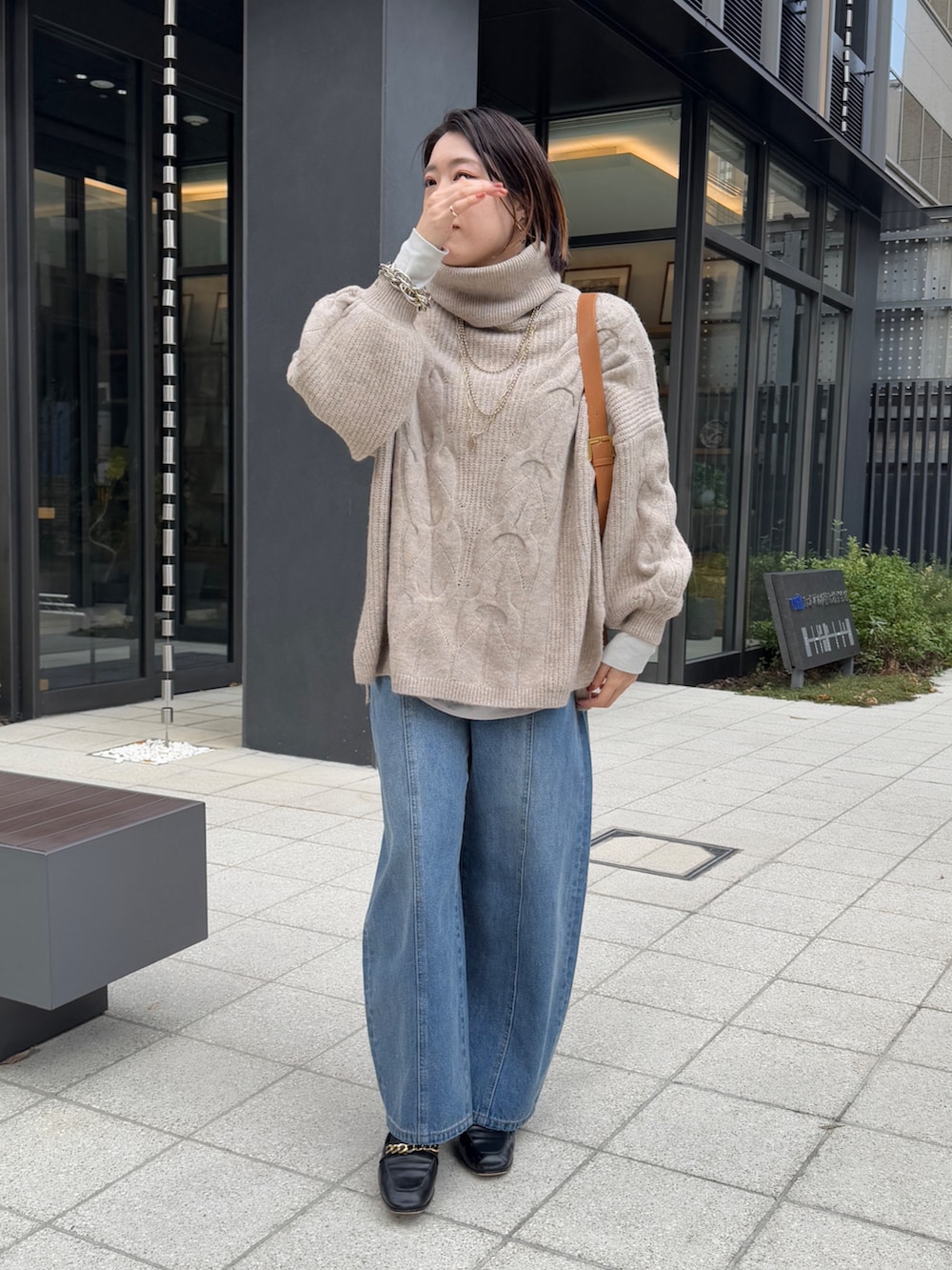 ホワイト系のその他アウター、ベージュ系のニット/セーター、ブルー系のデニムパンツを着用したレディースの冬コーディネートの5枚目の写真