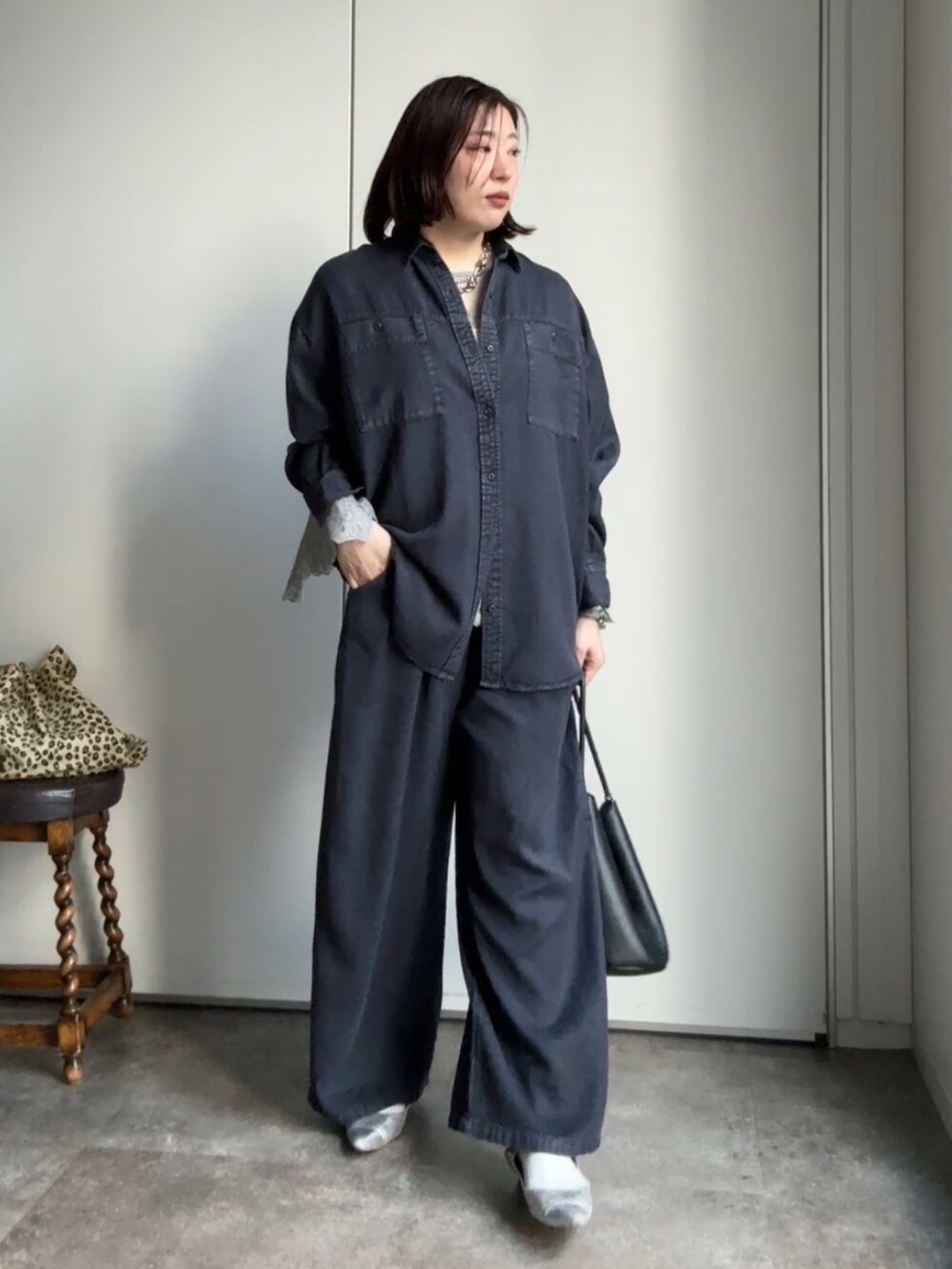 グレー系のシャツ/ブラウス、ブルー系のシャツ/ブラウス、ブルー系のその他パンツを着用したレディースの冬コーディネートの3枚目の写真