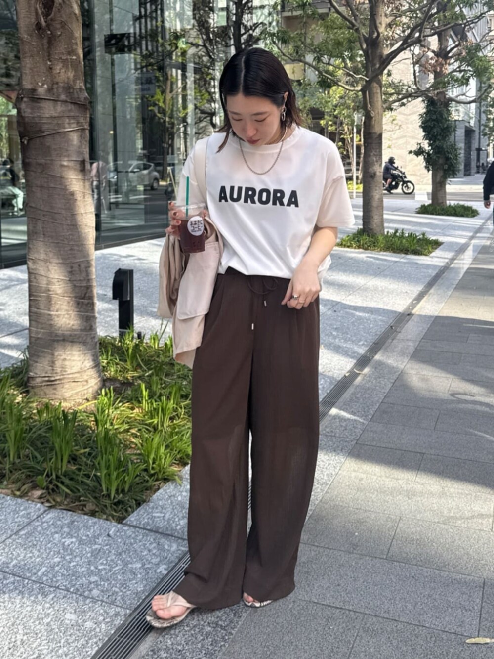 ホワイト系のショルダーバッグ、ホワイト系のシャツ/ブラウス、ブラウン系のその他パンツを着用したレディースの春コーディネートの8枚目の写真