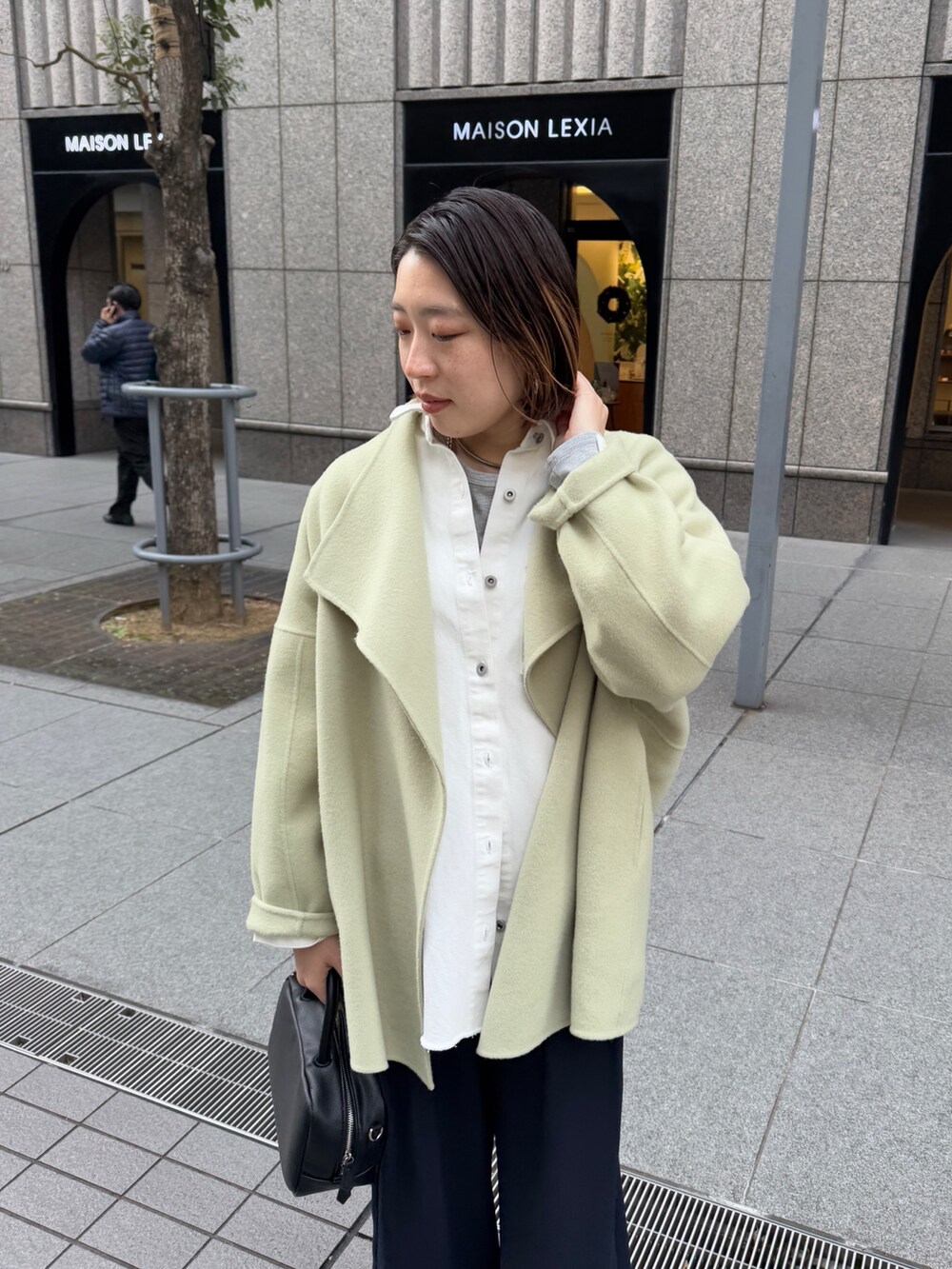 グリーン系のその他アウター、ブラック系のシャツ/ブラウス、グレー系のTシャツ/カットソーを着用したレディースの冬コーディネートの4枚目の写真