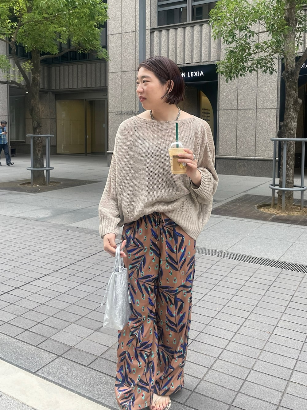 イエロー系のその他パンツ、ベージュ系のニット/セーター、シルバー系のショルダーバッグを着用したレディースの夏コーディネートの7枚目の写真