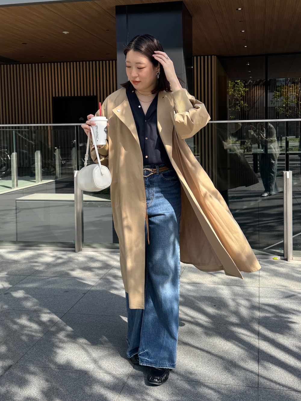 ブルー系のデニムパンツ、イエロー系のその他アウター、ブルー系のシャツ/ブラウスを着用したレディースの春コーディネートの6枚目の写真