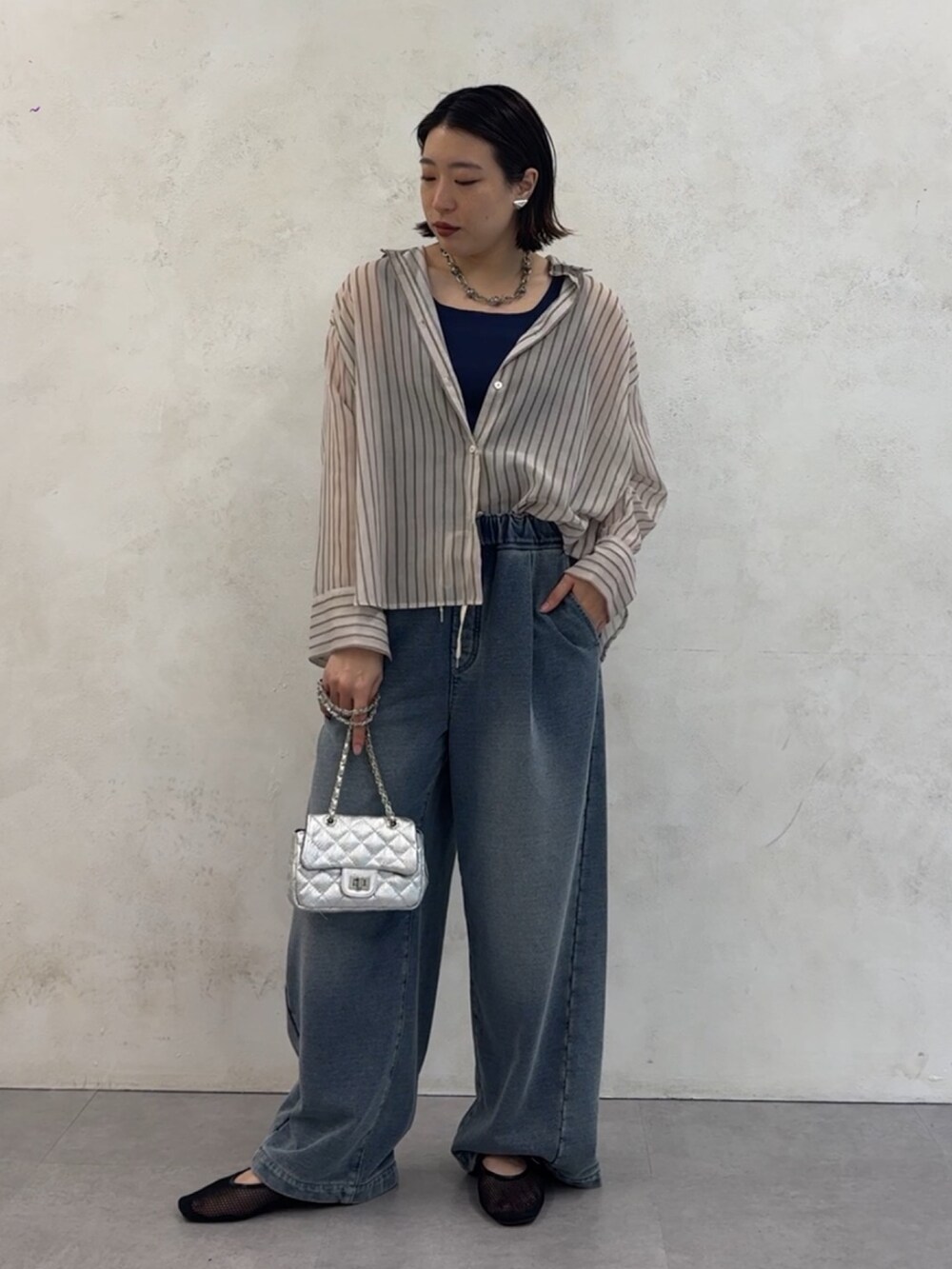 ブルー系のその他パンツ、ホワイト系のシャツ/ブラウス、シルバー系のショルダーバッグを着用したレディースの夏コーディネートの7枚目の写真