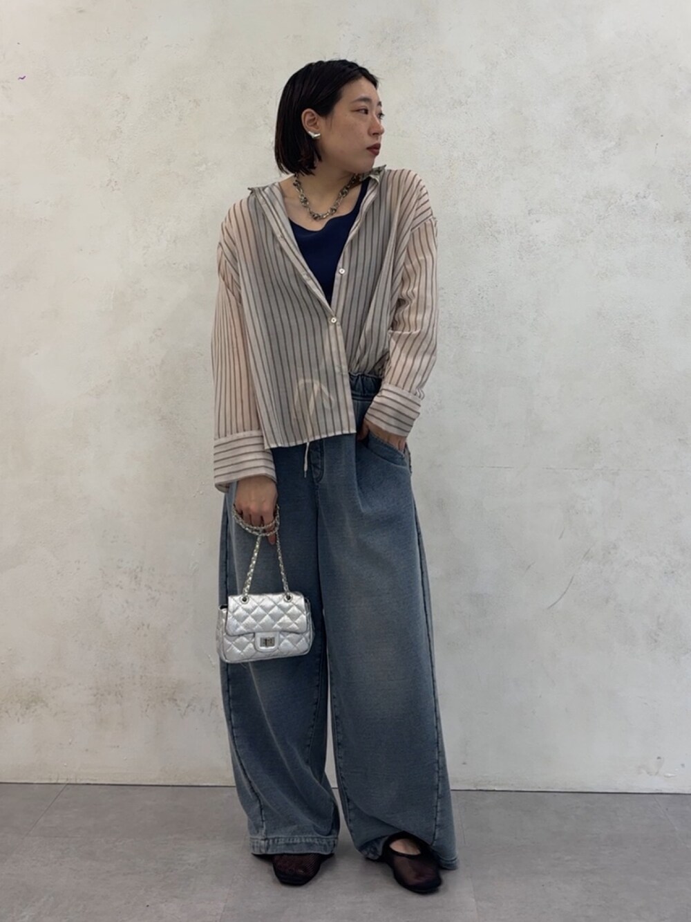ブルー系のその他パンツ、ホワイト系のシャツ/ブラウス、シルバー系のショルダーバッグを着用したレディースの夏コーディネートの5枚目の写真