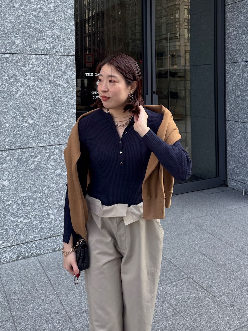 ベージュ系のその他パンツ、ブルー系のニット/セーター、イエロー系のスウェットを着用したレディースの冬コーディネートの4枚目の写真