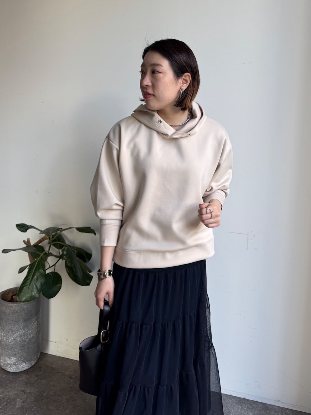 ホワイト系のセットアップ、ブルー系のスカートを着用したレディースの冬コーディネートの6枚目の写真