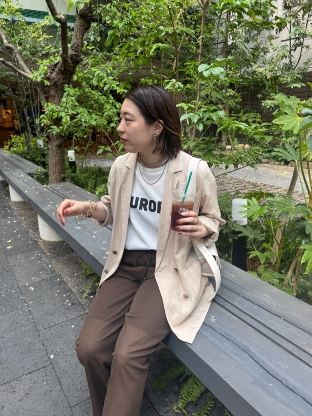 ホワイト系のショルダーバッグ、ホワイト系のシャツ/ブラウス、ブラウン系のその他パンツを着用したレディースの春コーディネートの7枚目の写真