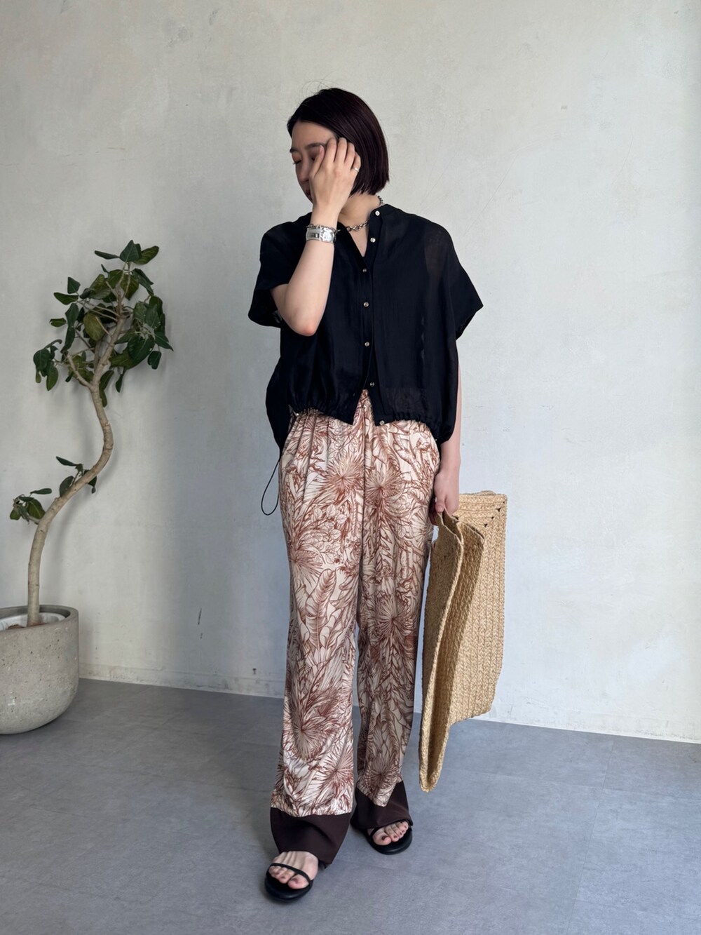 ブラウン系のその他パンツ、ブラック系のシャツ/ブラウスを着用したレディースの夏コーディネートの2枚目の写真