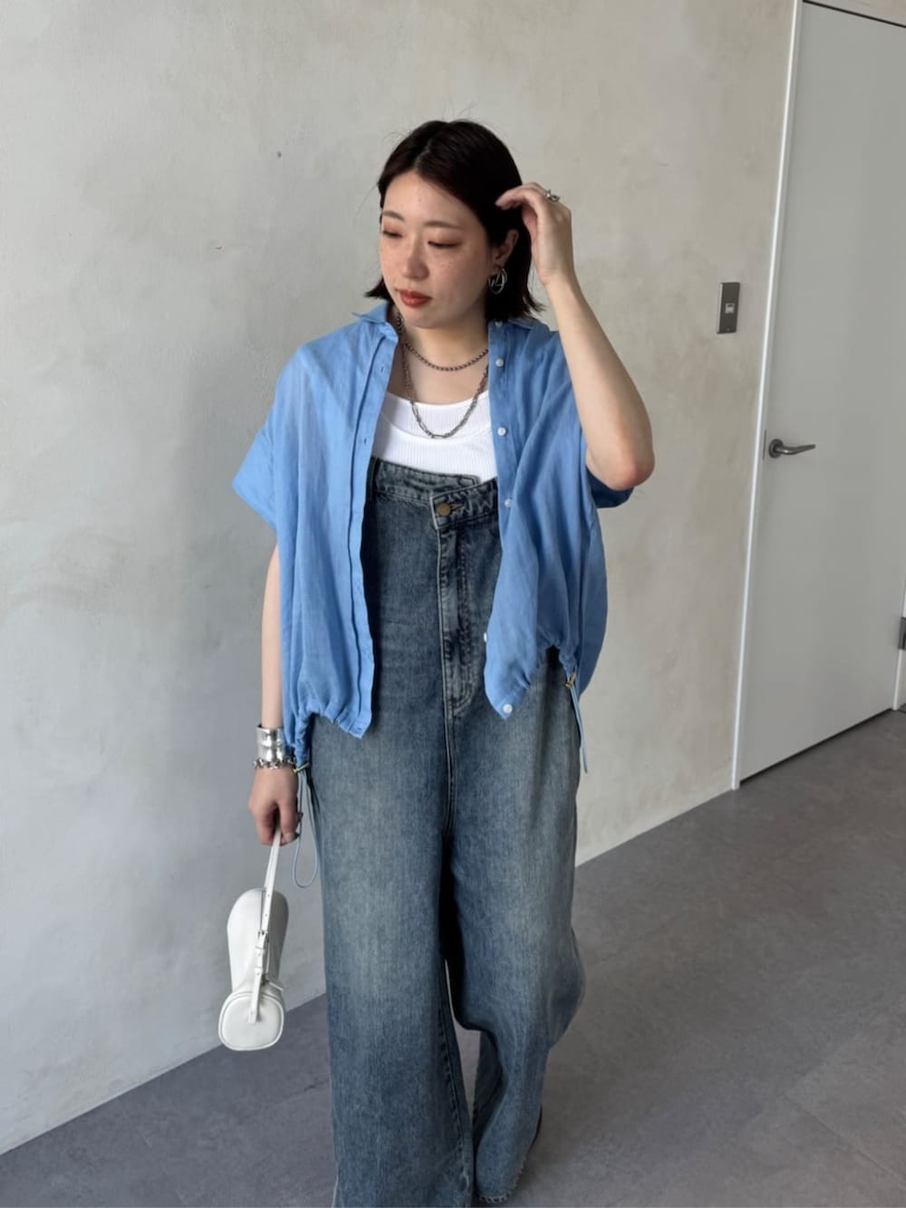 ブルー系のつなぎ/オールインワン、ブルー系のシャツ/ブラウスを着用したレディースの春コーディネートの4枚目の写真