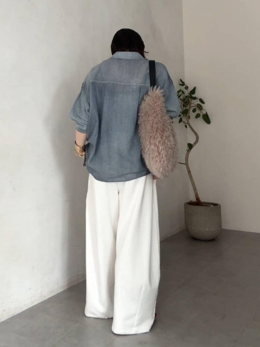 ホワイト系のその他パンツ、ブルー系のシャツ/ブラウス、ゴールド系のネックレスを着用したレディースの夏コーディネートの5枚目の写真