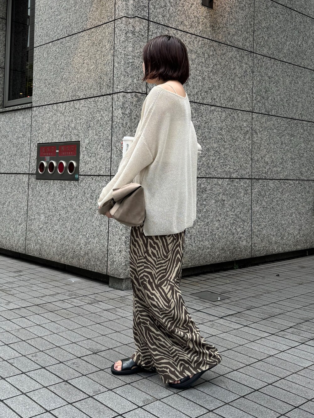 ベージュ系のニット/セーター、ブラウン系のその他パンツを着用したレディースの夏コーディネートの5枚目の写真