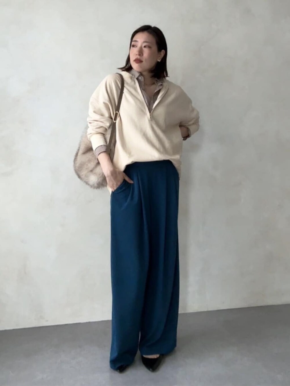 ホワイト系のスウェット、グレー系のシャツ/ブラウス、ブルー系のその他パンツを着用したレディースの秋コーディネートの7枚目の写真