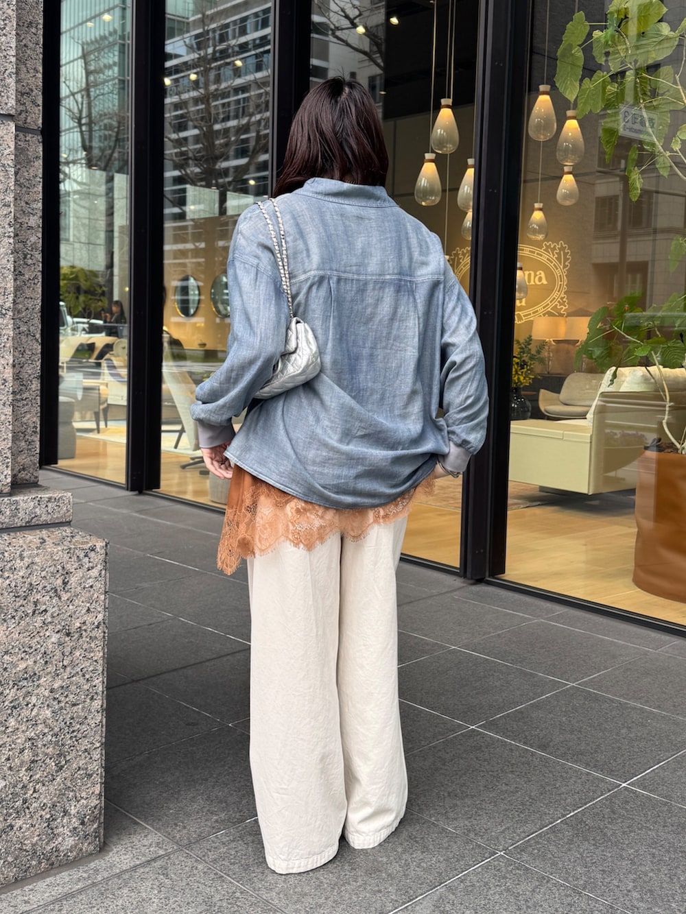 ブルー系のシャツ/ブラウス、ブラウン系のTシャツ/カットソー、ベージュ系のデニムパンツを着用したレディースの春コーディネートの3枚目の写真