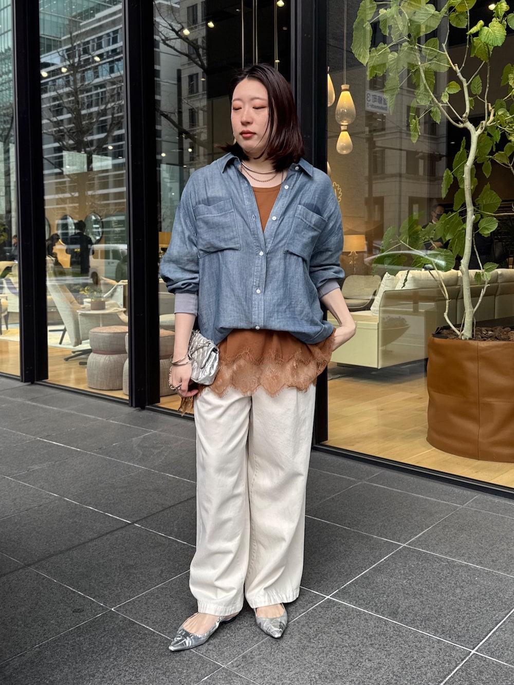 ブルー系のシャツ/ブラウス、ブラウン系のTシャツ/カットソー、ベージュ系のデニムパンツを着用したレディースの春コーディネートの7枚目の写真