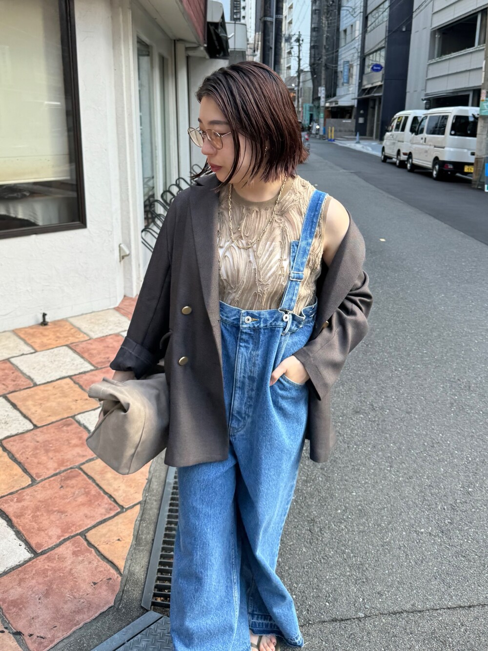 「カーキ、ジャケット、サロペット、デニム、デニムコーデ、刺繍、シアートップス、透け感、秋コーデ、夏コーデ、秋服、夏服、おしゃ見えテクニック、大人カジュアルコーデ、カジュアルコーデ」｜「DouDouのデニムサロペット（サロペット/オーバーオール、ブルー系）」を使った、yuさん（レディース・162cm）の夏コーディネートの4枚目の写真