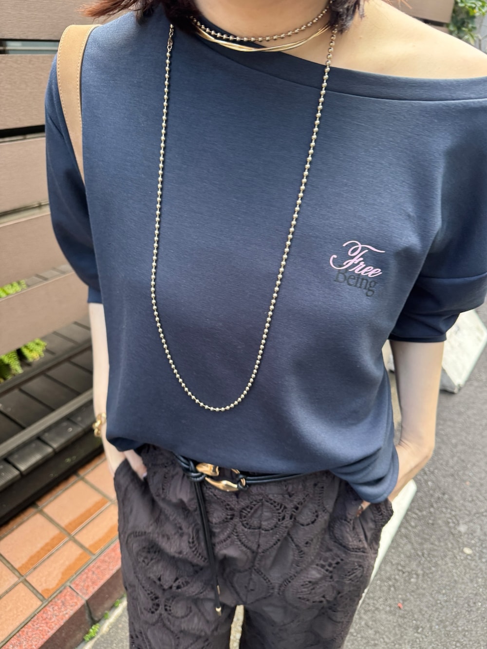 ブラウン系のその他パンツ、ブルー系のTシャツ/カットソー、ブラック系のベルトを着用したレディースの冬コーディネートの7枚目の写真