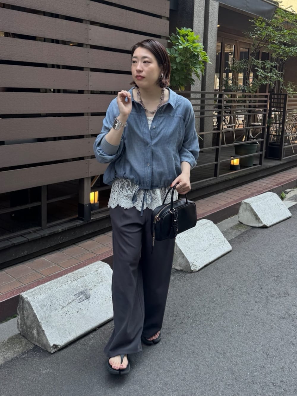 ホワイト系のシャツ/ブラウス、ブルー系のシャツ/ブラウス、ブラック系のショルダーバッグを着用したレディースの夏コーディネートの4枚目の写真