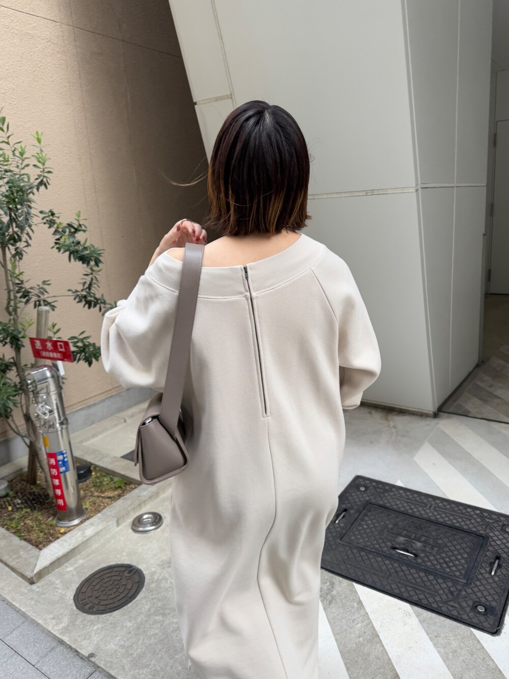 ベージュ系のワンピース、ブラウン系のその他アウター、ブラウン系のブーツを着用したレディースの冬コーディネートの9枚目の写真