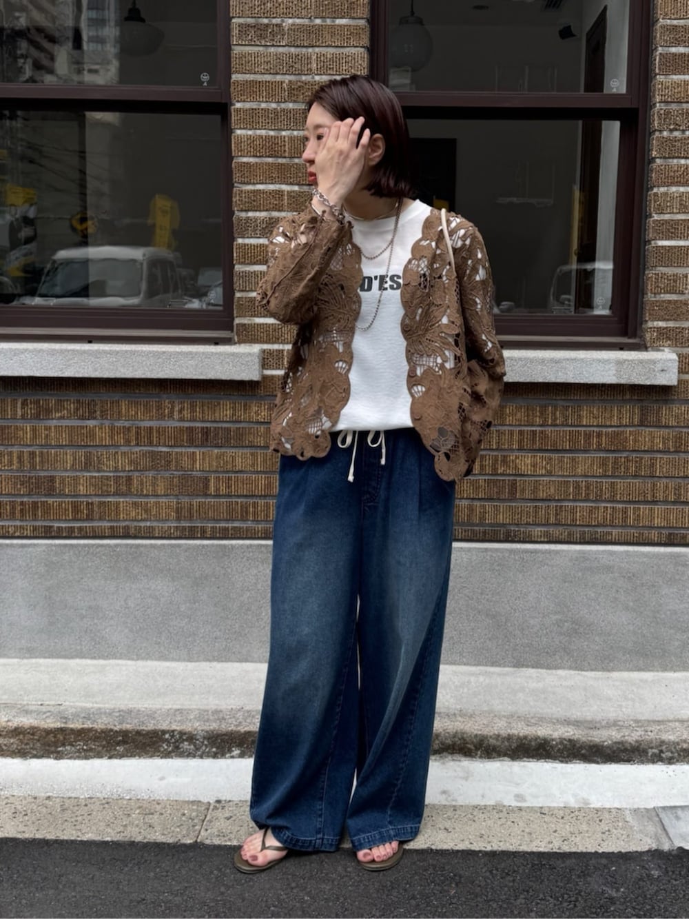 ブルー系のデニムパンツ、ホワイト系のシャツ/ブラウス、ブラウン系のシャツ/ブラウスを着用したレディースの春コーディネートの3枚目の写真