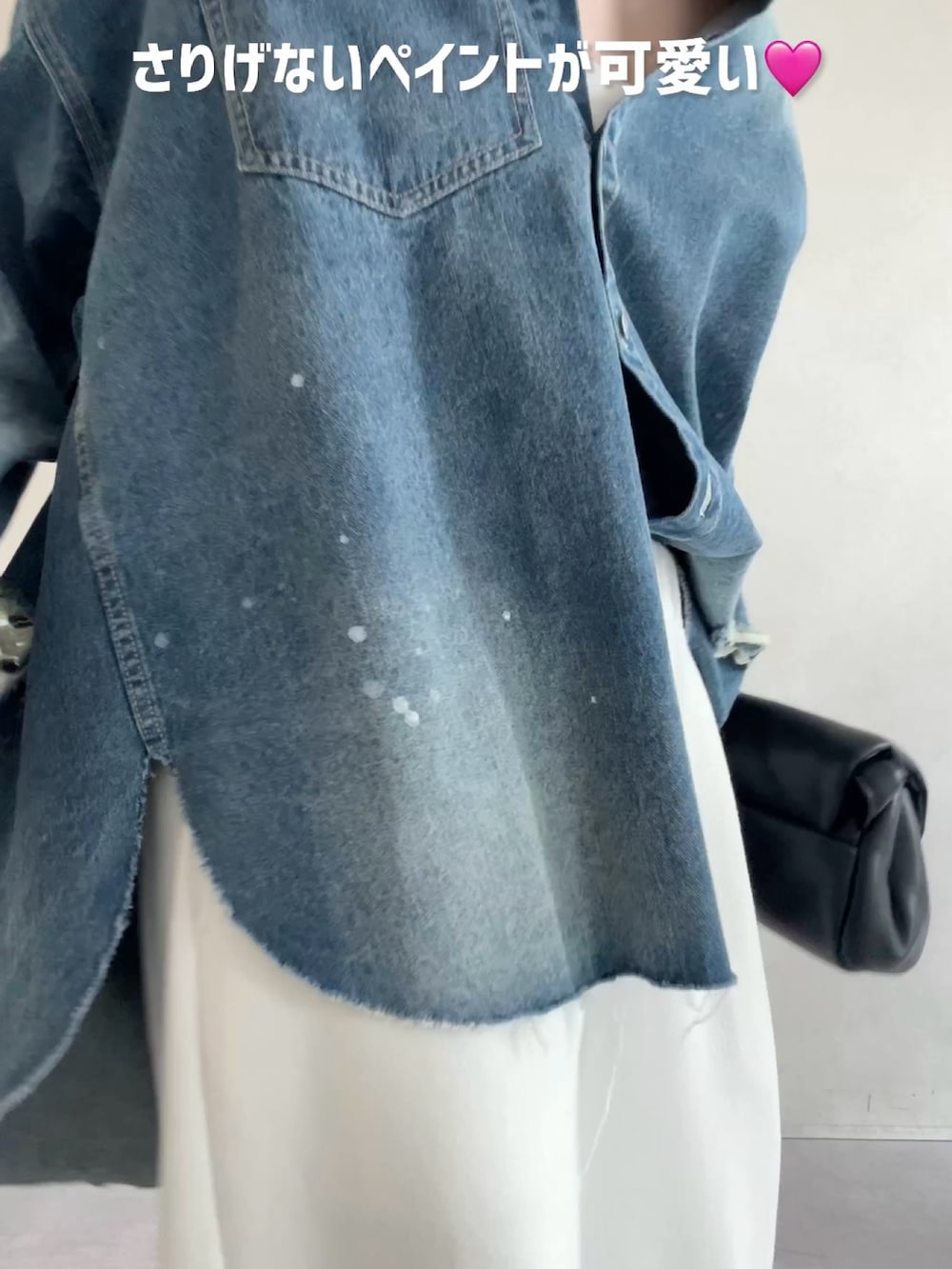 ホワイト系のスウェットパンツ、ブルー系のシャツ/ブラウス、ブラック系のショルダーバッグを着用したレディースの秋コーディネートの5枚目の写真