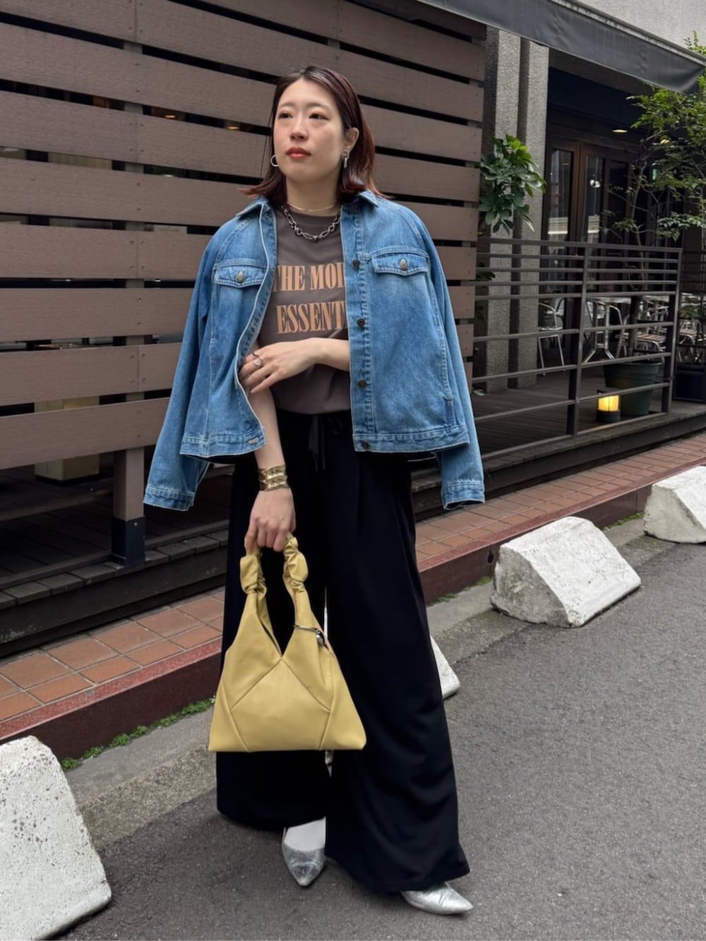 ブルー系のその他アウター、ブラウン系のTシャツ/カットソー、ブラック系のその他パンツを着用したレディースの春コーディネートの2枚目の写真