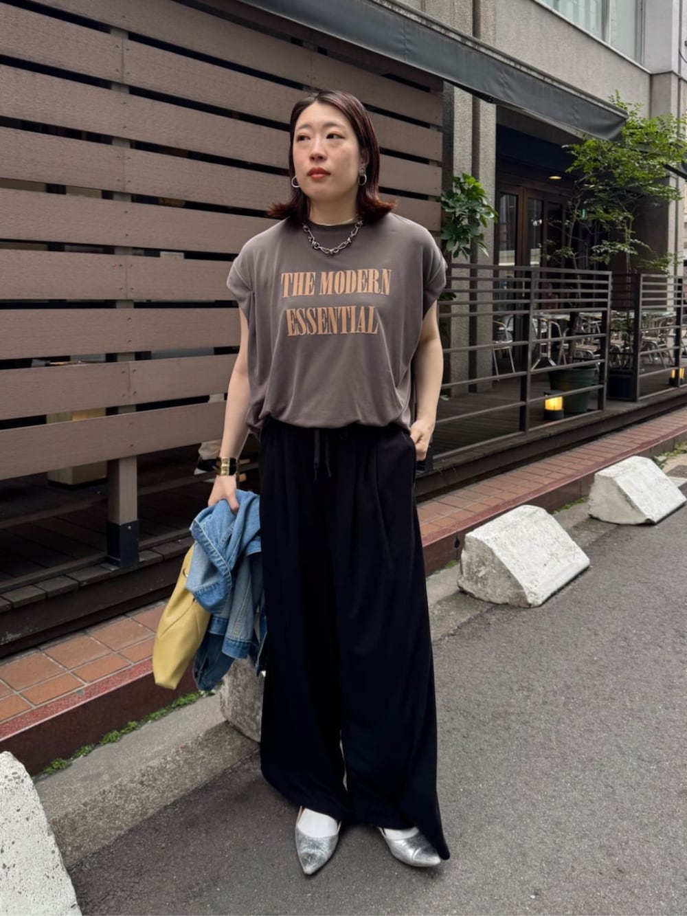 ブルー系のその他アウター、ブラウン系のTシャツ/カットソー、ブラック系のその他パンツを着用したレディースの春コーディネートの6枚目の写真