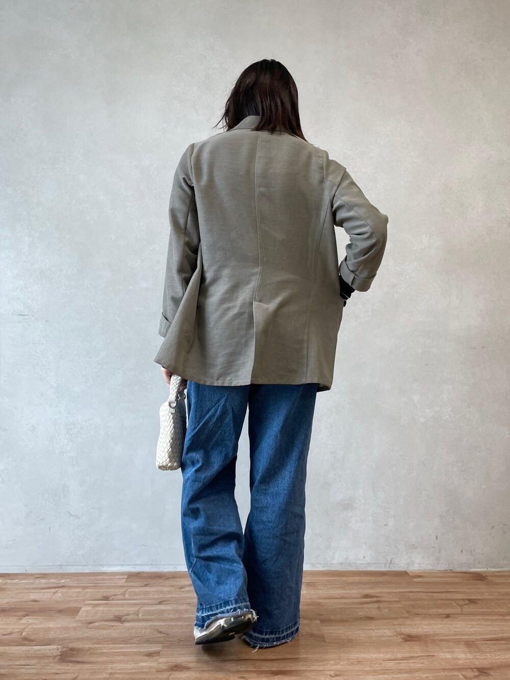 ブルー系のサロペット/オーバーオール、ベージュ系のテーラードジャケット、ブルー系のTシャツ/カットソーを着用したレディースの春コーディネートの6枚目の写真