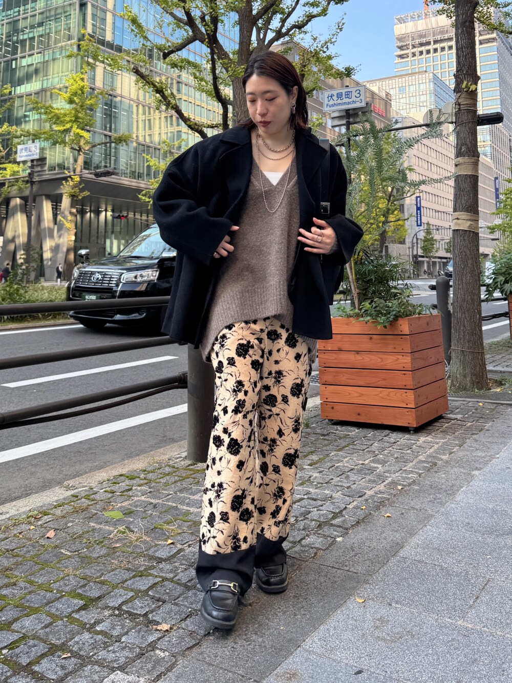 ホワイト系のその他アウター、ベージュ系のニット/セーター、ベージュ系のその他パンツを着用したレディースの秋コーディネートの3枚目の写真