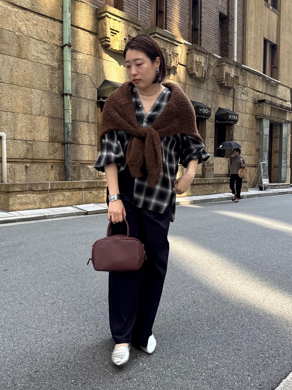ブラック系のその他パンツ、ブラック系のシャツ/ブラウス、ブラウン系のニット/セーターを着用したレディースの秋コーディネートの2枚目の写真