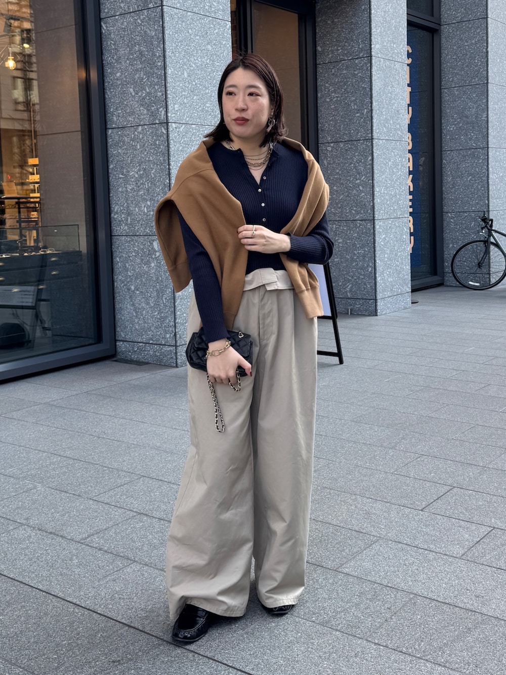 ベージュ系のその他パンツ、ブルー系のニット/セーター、イエロー系のスウェットを着用したレディースの冬コーディネートの8枚目の写真